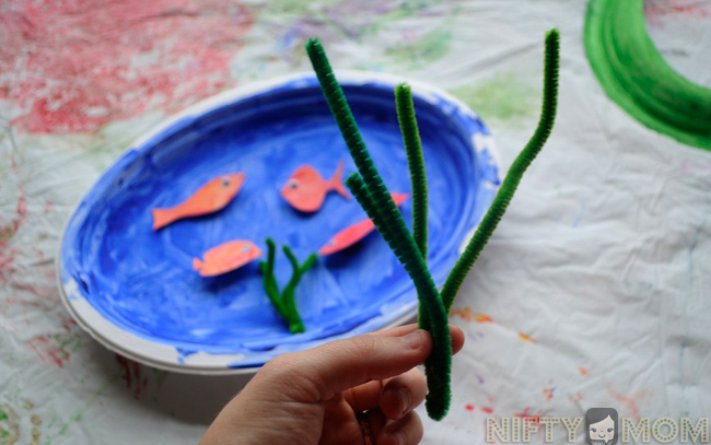 Adding Seaweed to the 3D Fish Tank Craft