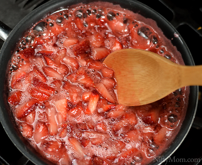 How to Make Homemade Strawberry Sauce