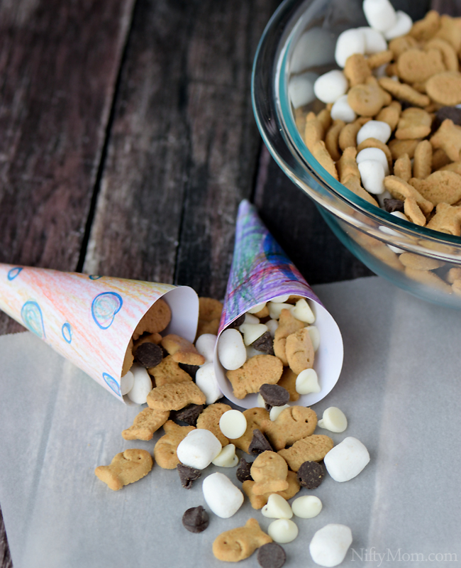 Easy S'mores Snack Mix & DIY Snack Cones (with printable template) #GoldfishTales