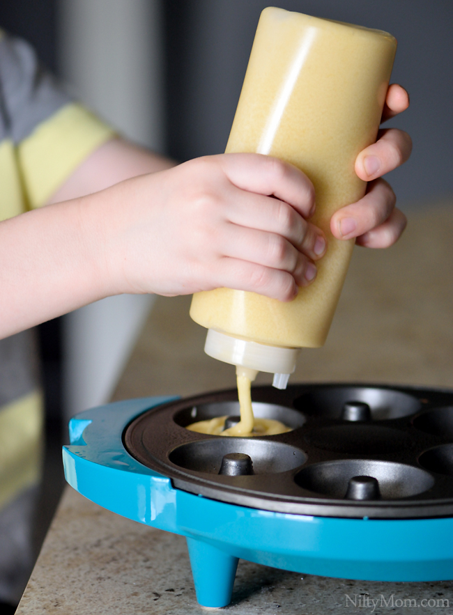 Filling Holstein Housewares Doughnut Maker