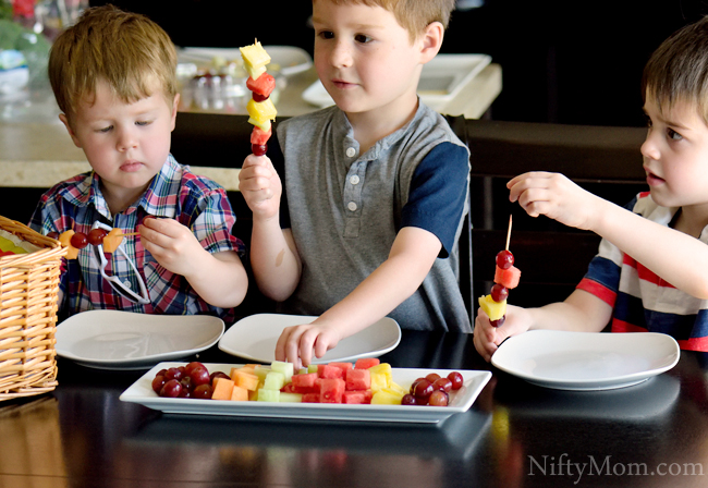 Kids Making Fruit Kabobs #BestSummerEver