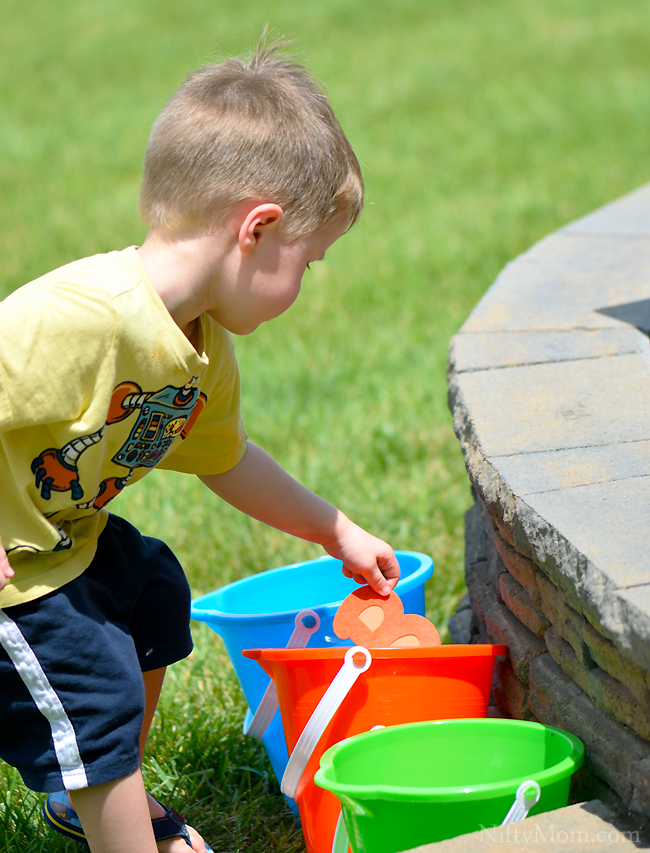 Outdoor Learning Activities - Color Sorting #BestSummerEver