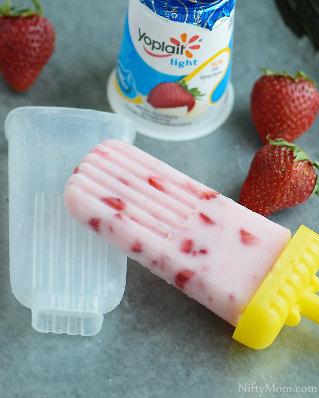 Easy White Chocolate Strawberry Frozen Yogurt Pops