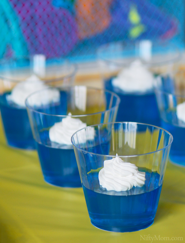 Summer Party with Blue JELL-O in Plastic Cups #DipYourWay