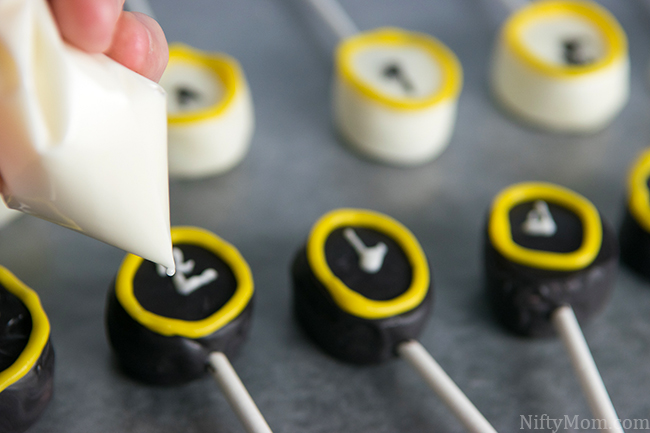 How to Make Clock Marshmallow Pops for New Year's Eve