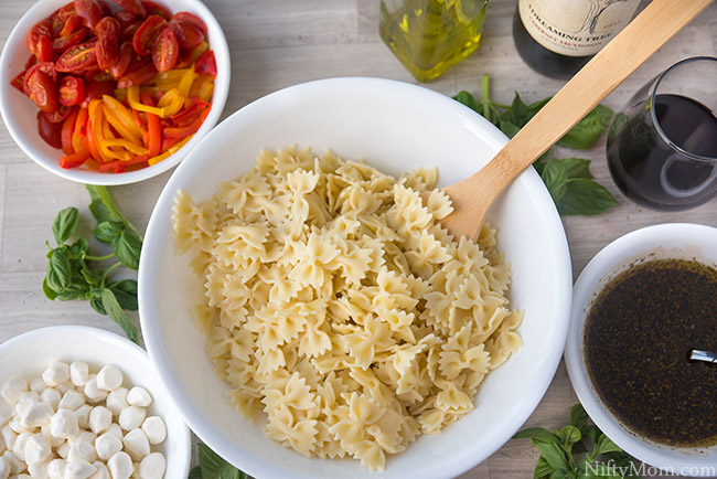 How to Make Roasted Pepper & Tomato Pasta Salad {Great for Picnics}