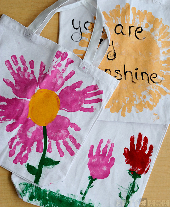 Mother's Day Gift Idea - Handprint Tote Bags - Easy gift idea from kids great for any holiday!