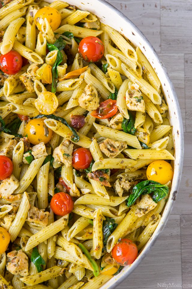 Weeknight Dinner: One-pan Chicken & Bacon Pesto Pasta – Nifty Mom